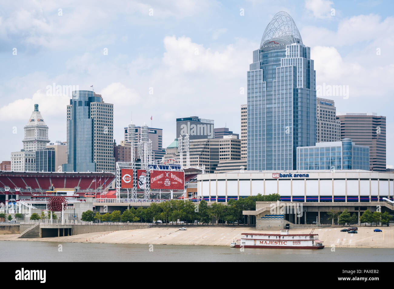 Der Cincinnati Skyline und den Ohio River, von Newport, Kentucky gesehen. Stockfoto