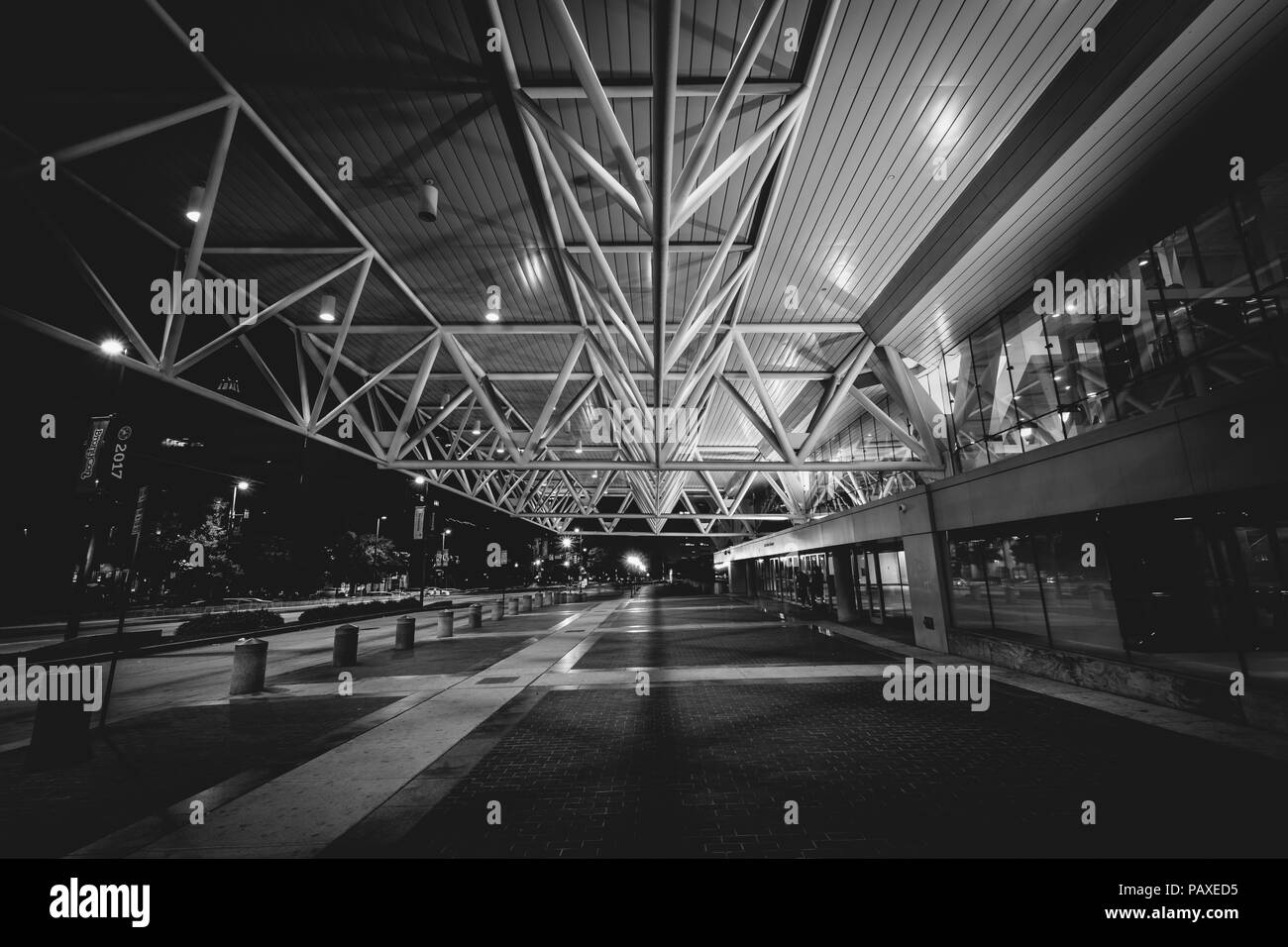 Das Convention Center bei Nacht, in Baltimore, Maryland Stockfoto