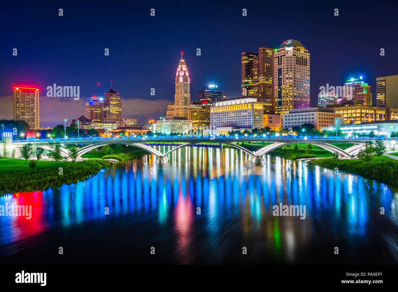 Die Scioto River und Columbus Skyline bei Nacht, in Columbus, Ohio. Stockfoto