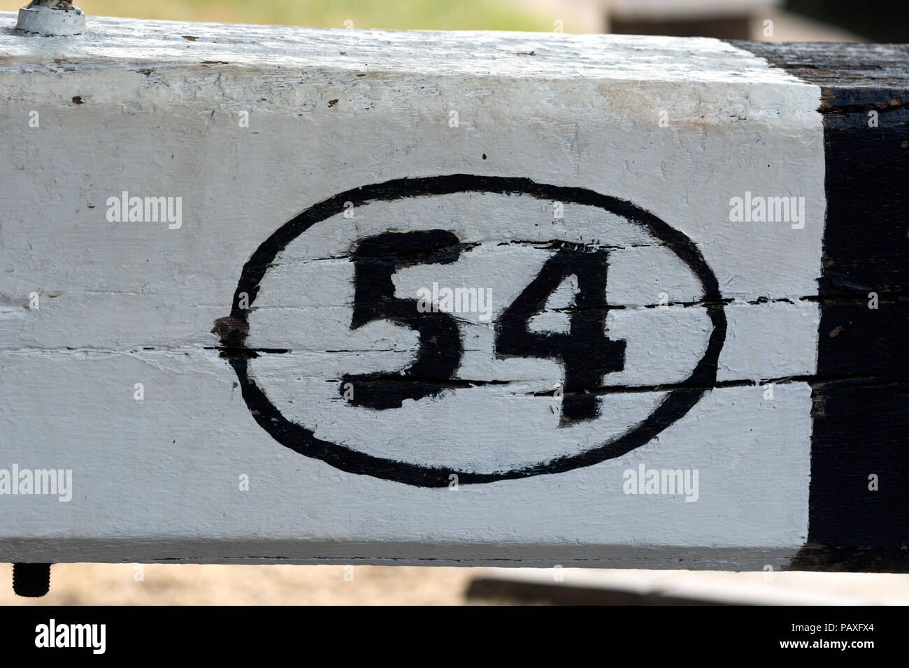 Nr. 54 auf einem Gatter verriegeln, Stratford-upon-Avon, Warwickshire, Großbritannien Stockfoto