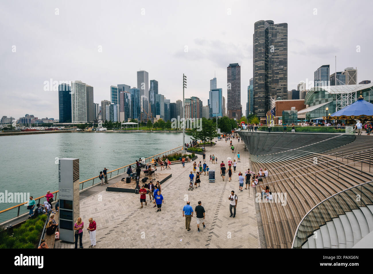 Blick auf den Navy Pier und die Skyline von Chicago, Illinois Stockfoto