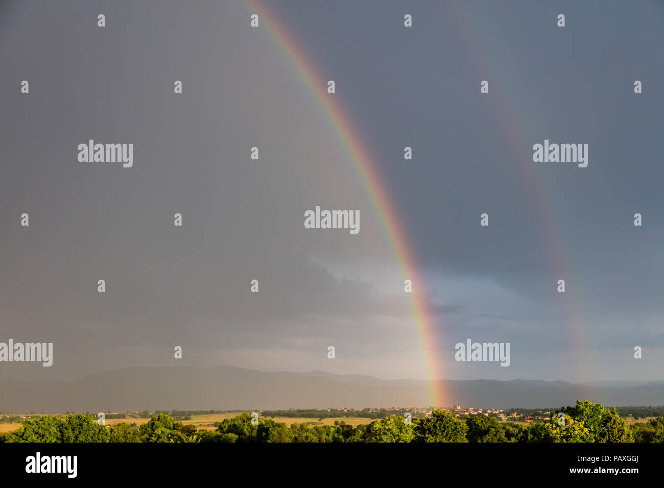Featured image of post Hintergrundbilder Regenbogen Natur / Ihr kind malt mit wasserfarben auf das aquarellpapier einen regenbogen und eine graue wolke.
