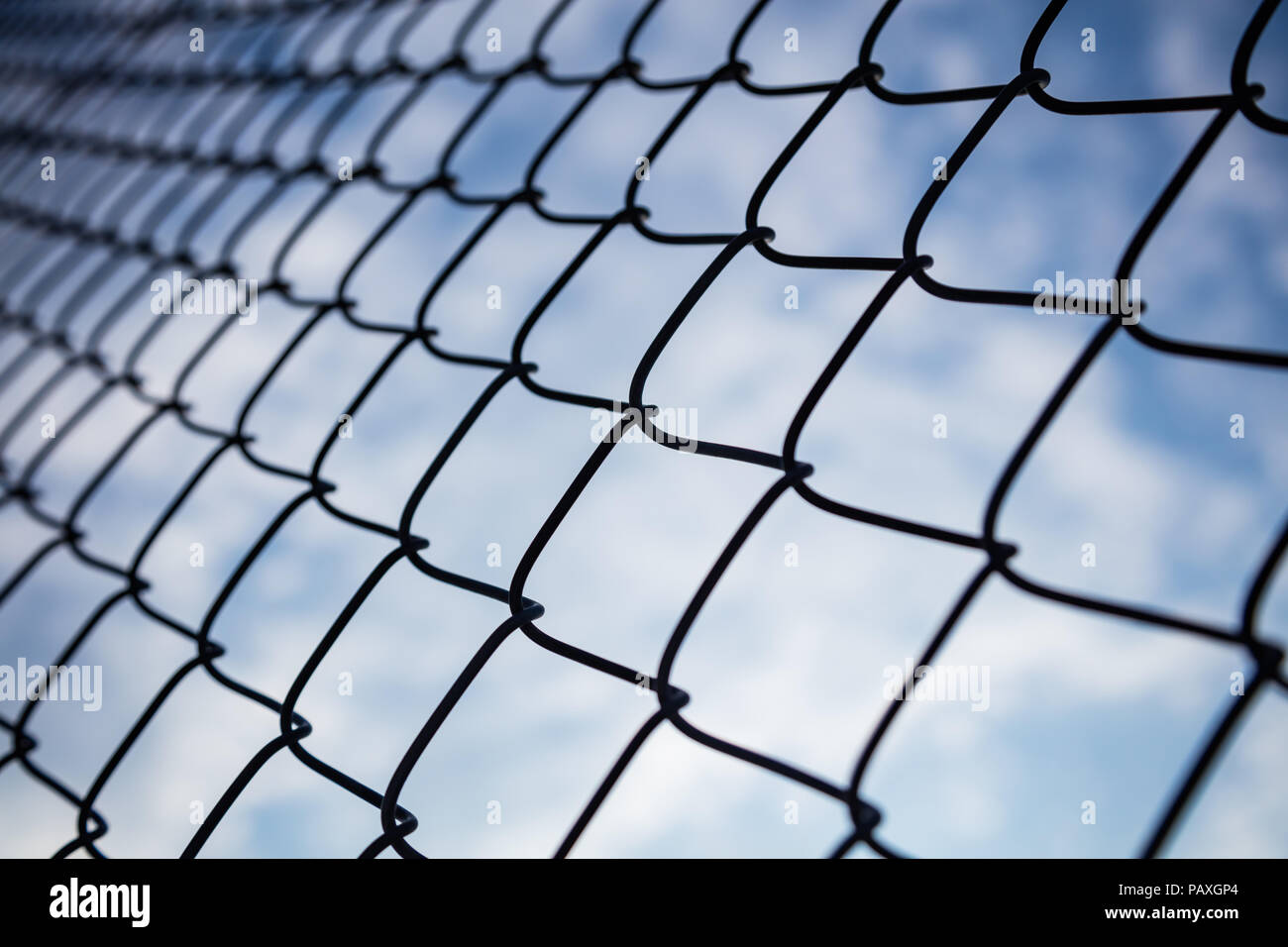 Grenzenlose grenzen Konzept. Himmel durch Maschendrahtzaun in bokeh Hintergrund, Tapeten. Stockfoto
