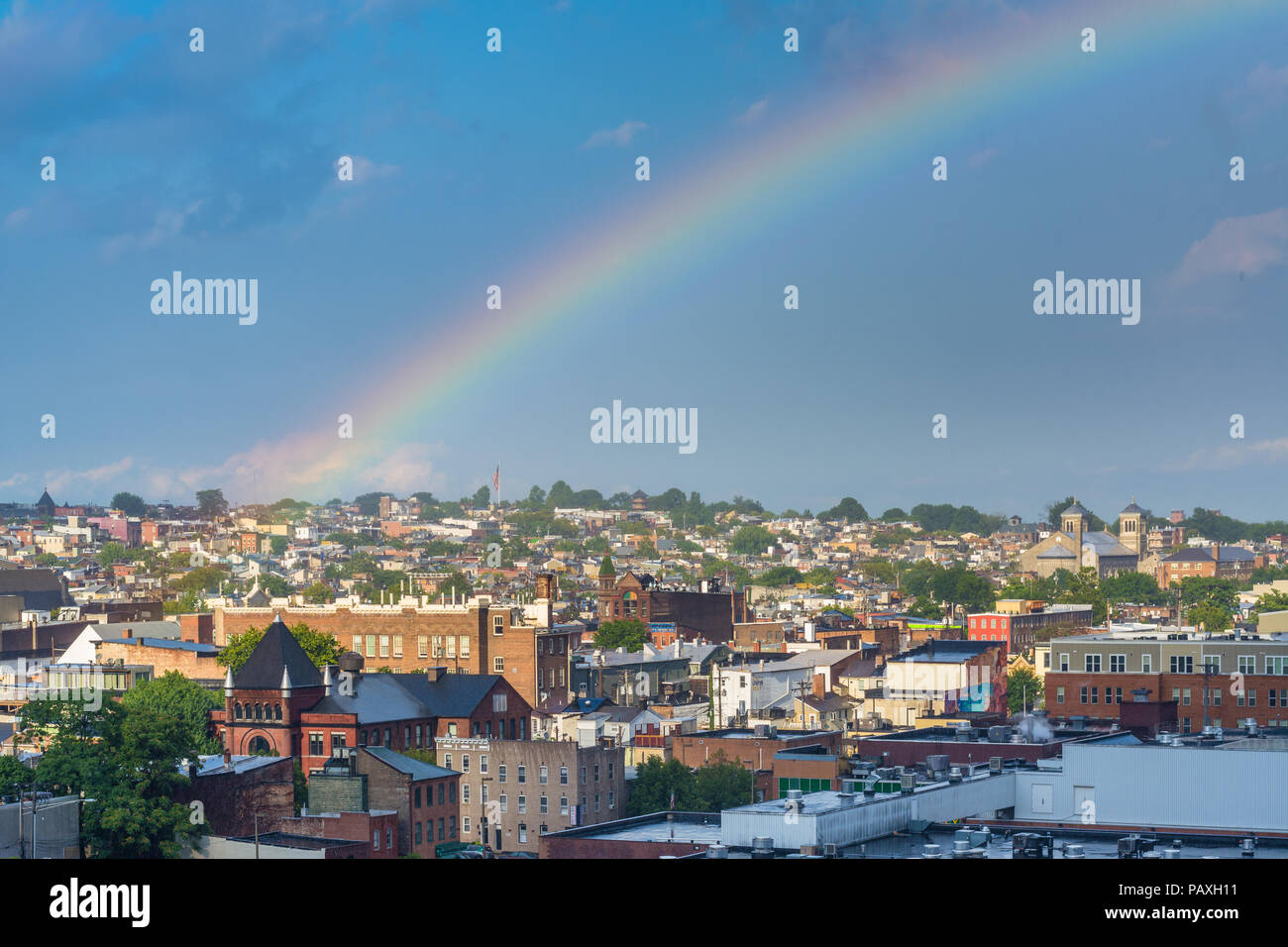 Blick auf einen Regenbogen über der oberen Fells Point, Baltimore, Maryland Stockfoto