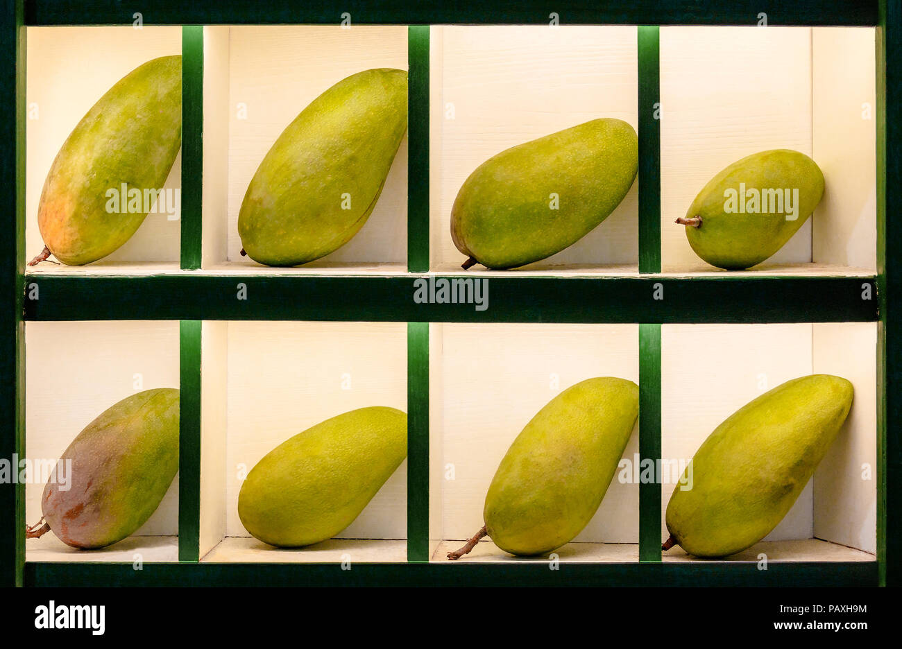 Grün reife Mango Früchte sind stilvoll in separaten Zellen für den Verkauf  in den Asiatischen orientalischer Markt vorgestellt. Tolle Qualität  Merchandising Stockfotografie - Alamy