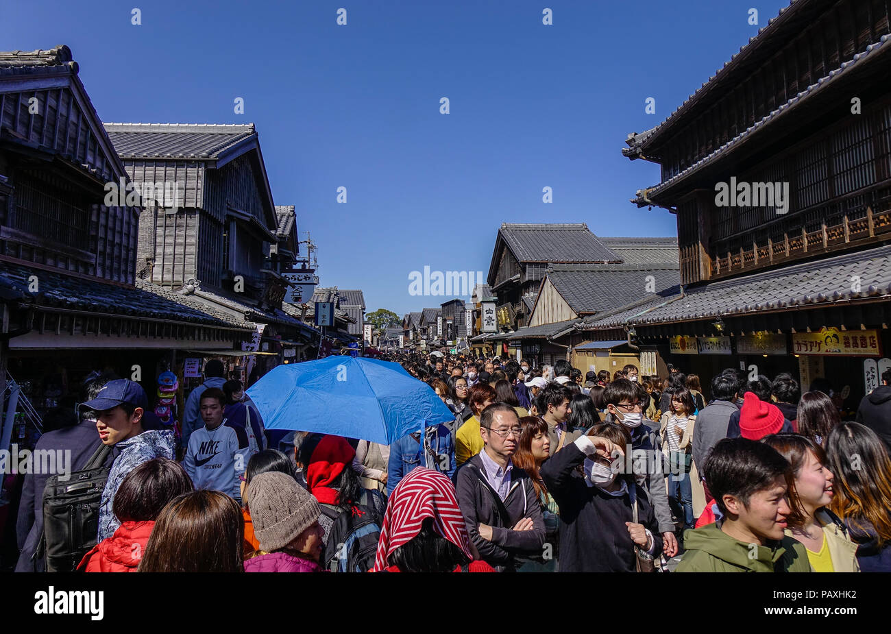 Nagoya, Japan - Mar 17, 2018. Die Leute gehen mit Okage Yokocho Altstadt in Nagoya, Japan. Stockfoto