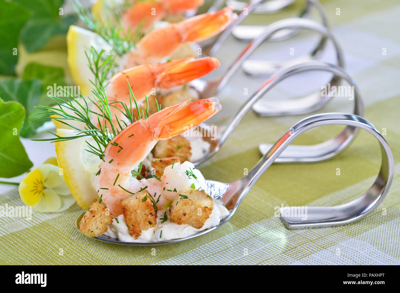 Riesengarnelen mit würziger Frischkäse, Croutons, Dill und Zitrone auf Party Löffel Stockfoto