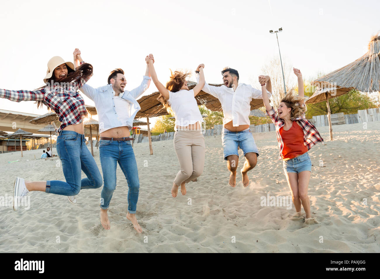Gruppe von Freunden am Strand Spaß haben Stockfoto