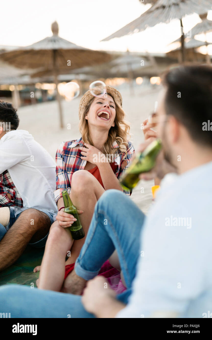Beach Party mit Freunden. Fröhlicher junger Menschen verbringen schöne Stunden zusammen am Strand Stockfoto