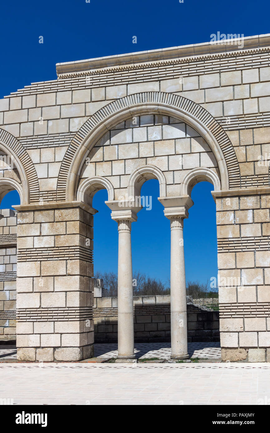 Ruinen der großen Basilika - größte christliche Kathedrale im mittelalterlichen Europa in der Nähe der Hauptstadt des Ersten Bulgarischen Reiches Pliska, Bulgarien Stockfoto