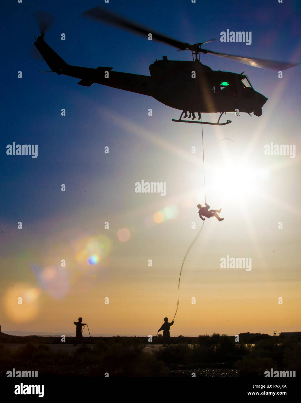 Ein US-Marine rappels aus einer UH-1N Huey Hubschrauber. König Faisal AIR BASE, Jordanien (11. Juni 2013), ein US-Marine zugeordnet zu den maritimen Raid-Kraft der 26 Marine Expeditionary Unit (26 MEU) rappels aus einer UH-1N Huey Hubschrauber der Marine Medium Tiltrotor Squadron (VMM) 266 (verstärkt), während ein Hubschrauber Seilaufhängung technik Übung als Teil der Übung eifrig Lion 2013, eifrig, Lion ist eine jährliche multinationale Übung, die militärische Stärkung der militärischen Beziehungen und die Sicherheit und Stabilität in der Region durch die Reaktion auf modernen Sicherheitsszenarien verbessern. Stockfoto