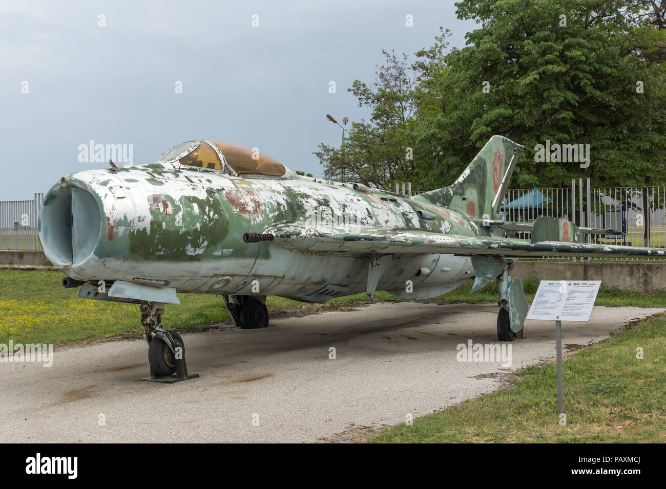 KRUMOVO, Plovdiv, Bulgarien - 29 April 2017: Fighter Mikoyan-Gurevich MiG-19 in Aviation Museum in der Nähe von Flughafen Plowdiw, Bulgarien Stockfoto