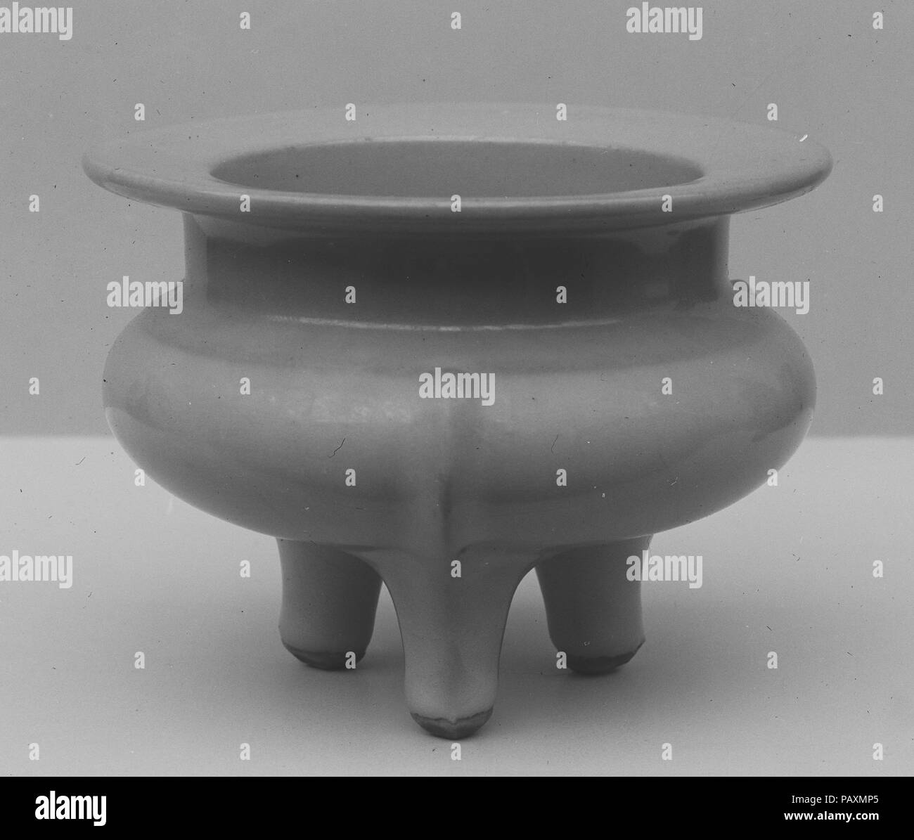 Räuchergefäß. Kultur: China. Abmessungen: H.3 7/8 in. (9,8 cm); W. 5 1/4 in. (13,3 cm). Museum: Metropolitan Museum of Art, New York, USA. Stockfoto