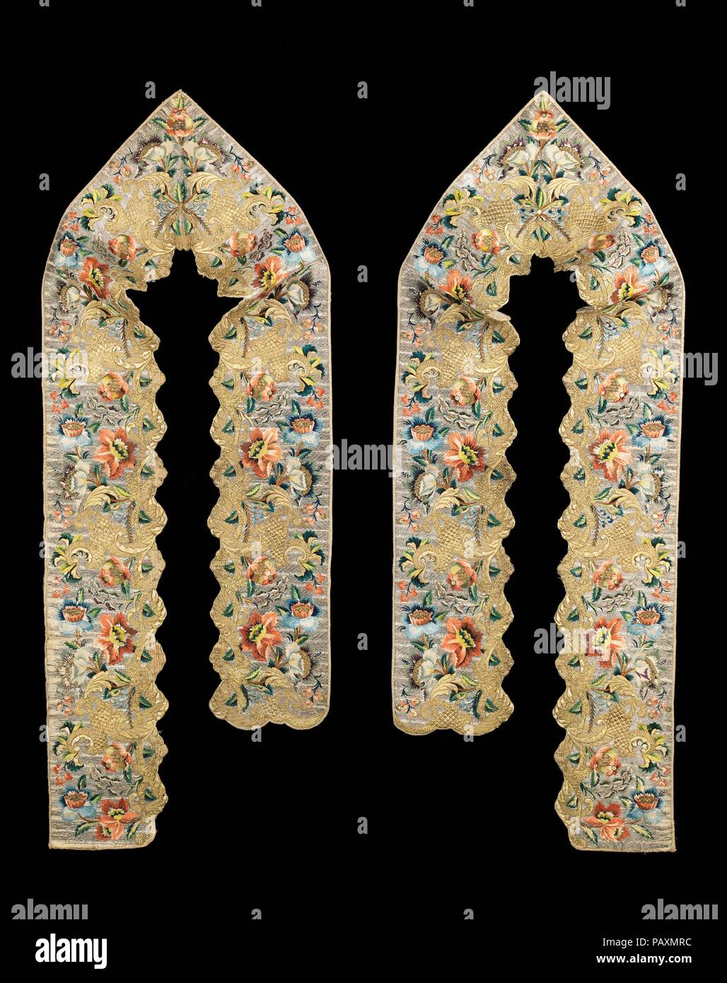 Gestohlen Hat. Kultur: Spanisch. Abmessungen: 42. (106,7 cm). Datum: Anfang des 18. Jahrhunderts. Die Stickerei, die die gesamte Oberfläche dieser deckt Stola trägt eine starke visuelle Wirkung und würde viele Stunden an qualifizierten Arbeitskräften zu produzieren. Die naturalistische Darstellung der Blumen ist frisch und überschwänglich und würde auf eine beeindruckende Präsenz im Rahmen des Gottesdienstes beigetragen haben. Die gestaffelte, gegenüberliegende Längen der vorderen Bands dieses stahlen und seiner Ergänzung (2009.300.2271) deuten darauf hin, dass Sie gemacht wurden durch zwei Priester, die nebeneinander erscheinen, während der Service waren getragen zu werden. Museum Stockfoto