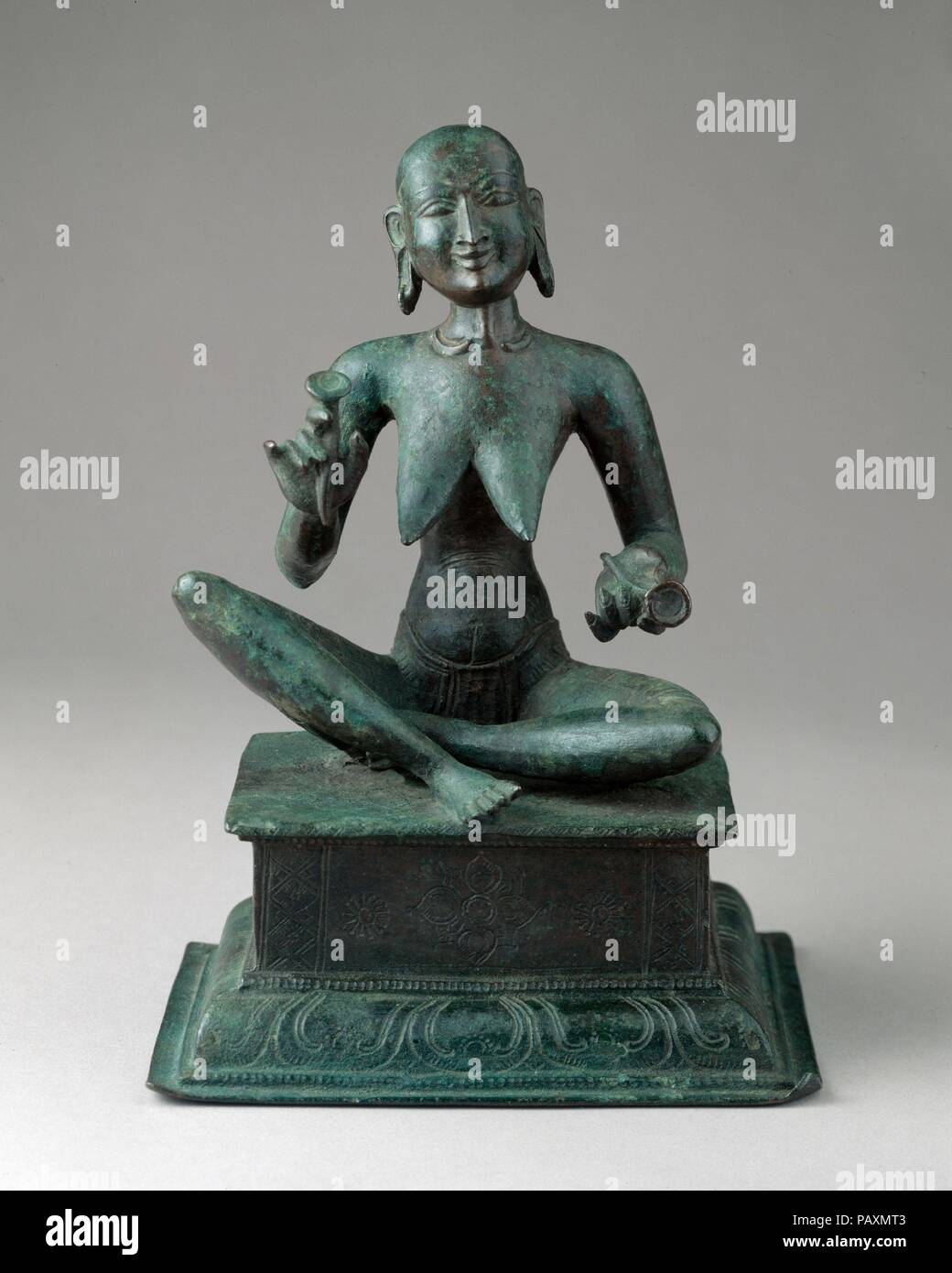 Karaikkal Ammaiyar, Shaiva Saint. Kultur: Indien (Tamil Nadu). Abmessungen: H. 9 1/8 in. (23,2 cm); W. 6 1/2 in. (16,5 cm); D.5 1/4 in. (13,3 cm). Datum: Ca. Ende des 13. Jahrhunderts. Ammaiyar, einem sechsten Jahrhundert South Indian Shaiva Dichter Saint, erzielte ihren ausgemergelten Zustand nach bat Shiva von allen ihren weltlichen Belastungen zu befreien, einschließlich ihre berühmte Schönheit. Er gewährt ihr Wunsch, ihre Umwandlung in eine verdorrte alte Frau, und sie in ihrem Leben widmen, erfreut zu komponieren Lieder zum Lob des Herrn. Hier ist sie zu sehen singen Shivas lobt, sich mit ein paar Cymbals. Ihr Stockfoto