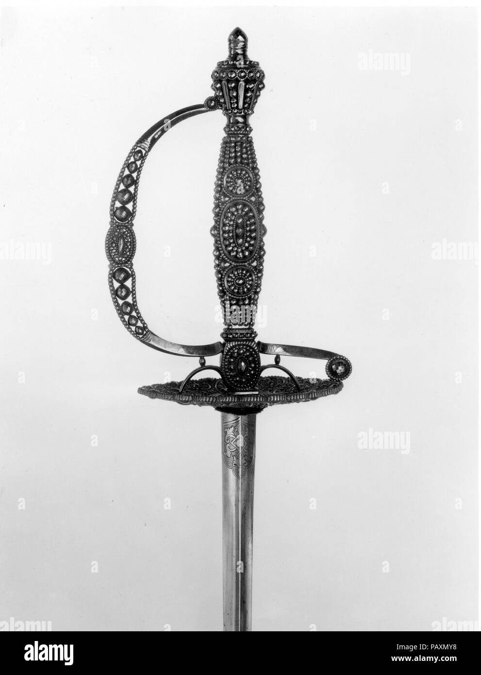 Smallsword, als Trauer Schwert bekannt. Kultur: Britische. Abmessungen: L 38. (96,5 cm); L. der Klinge 30 cm. (78,1 cm); W. 4 3/4 in. (12,1 cm), 3 1/2 in. (8,9 cm); Wt. 15 oz. (425 g). Datum: Ca. 1790. Die zutiefst Gebläuter Stahl Griff ist mit facettierten Perlen aus Stahl, die den Eindruck von Juwelen. Wulstige Stahl smallsword hilts, gebläute fast Jet Black, waren in Mode in England während der NEOKLASSISCHEN Zeit und sind Gedanken mit formeller Kleidung in Zeiten der Trauer getragen wurden. Museum: Metropolitan Museum of Art, New York, USA. Stockfoto