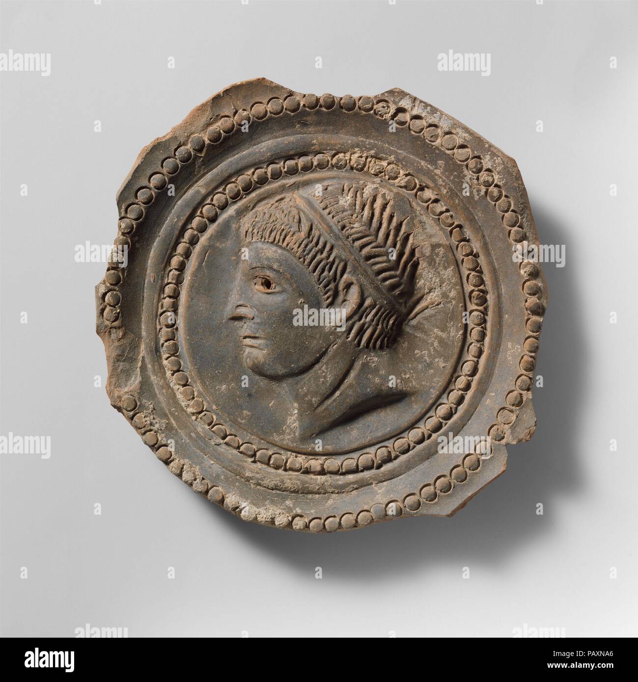 Fragmentarische terracotta Schale mit Tondo. Kultur: Roman. Abmessungen: grösste Abmessung 5 5/16 in. (13,5 cm). Datum: Ende 1. bis Mitte 2. Jahrhundert n. Chr.. Mit relief Kopfplatte, fragmentarisch. Museum: Metropolitan Museum of Art, New York, USA. Stockfoto