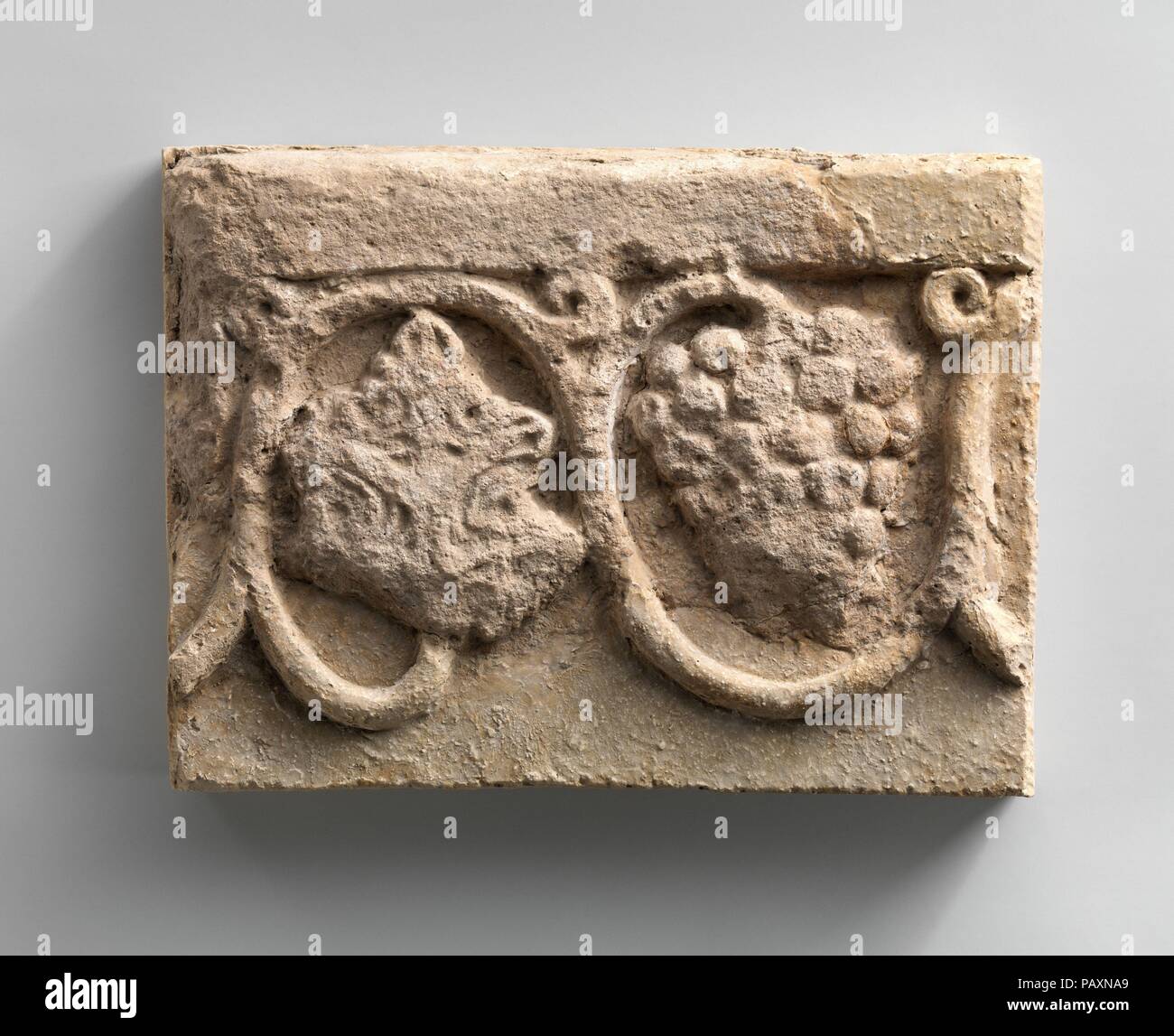 Wand Dekoration mit einem Weinstock. Kultur: Sassanidischen. Abmessungen: 7,5 x 10,25 in. (19.05 x 26.04 cm). Datum: Ca. 6. Jahrhundert n. Chr.. Stuck Reliefs wurden häufig verwendet, um die iwans und Empfangshallen von Elite sassanidischen Häuser zu dekorieren. Viele Beispiele wurden in ausgegrabenen Häuser in der ctesiphon, einschließlich dieser Entlastung von Ma'aridh IV, bestehend aus einem weinstock Design gefunden. Die Verwendung von Formen Stuckarbeiten für die Schaffung von großen sich wiederholende Muster wie Blumen und pflanzliche Motive erlaubt zu machen. Weinstock Muster wahrscheinlich bildeten den Rahmen um die Kanten von größeren Muster. Die Stadt Ctesipho Stockfoto