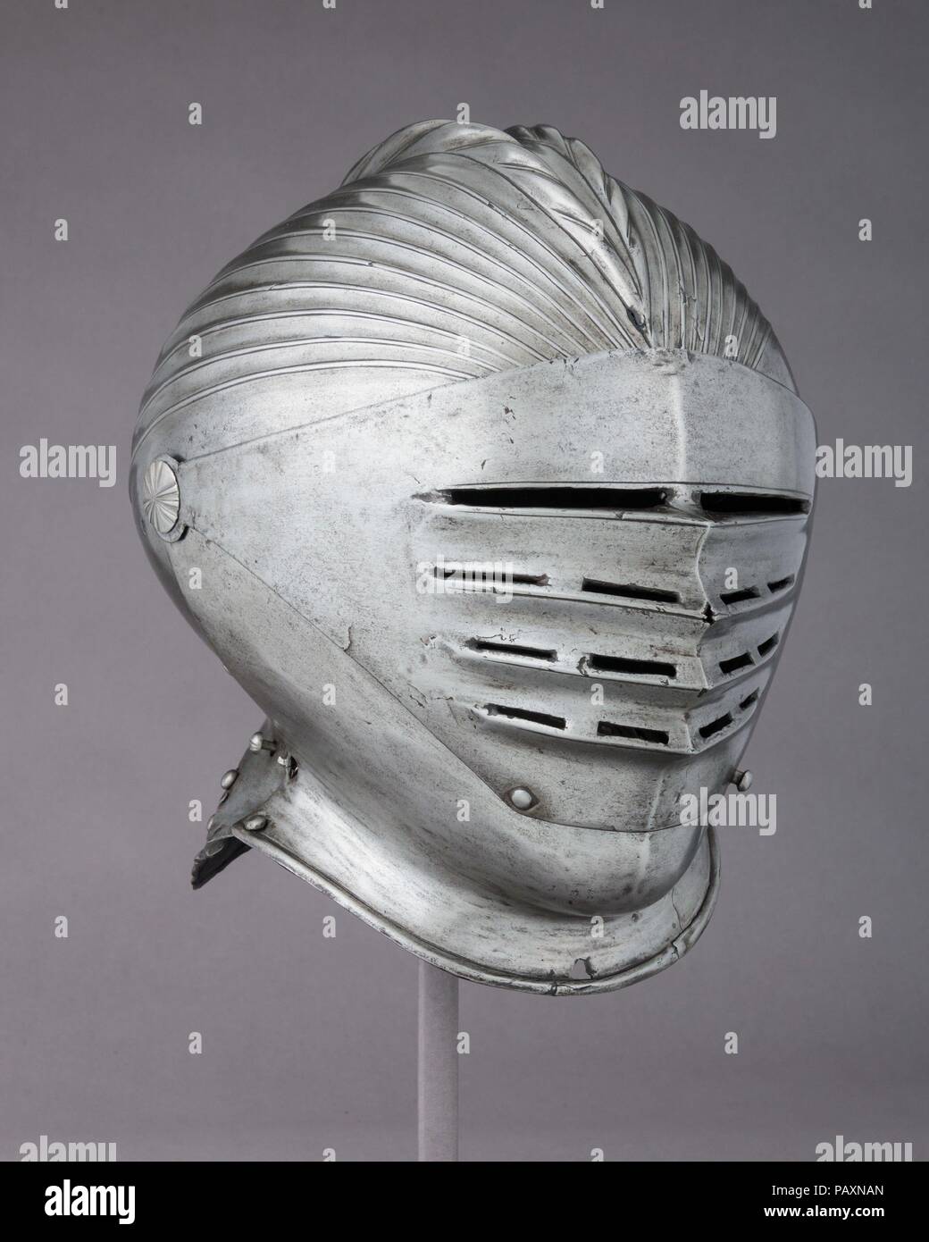 Double-Crested Maximilian Helm. Kultur: Deutsch. Abmessungen: H 11. (27,9 cm); W. 9 1/4 in. (23,5 cm); D.11 1/2 in. (29,2 cm); Wt. 4 lb. 13,5 oz. (2197.1 g). Datum: 1520. Museum: Metropolitan Museum of Art, New York, USA. Stockfoto