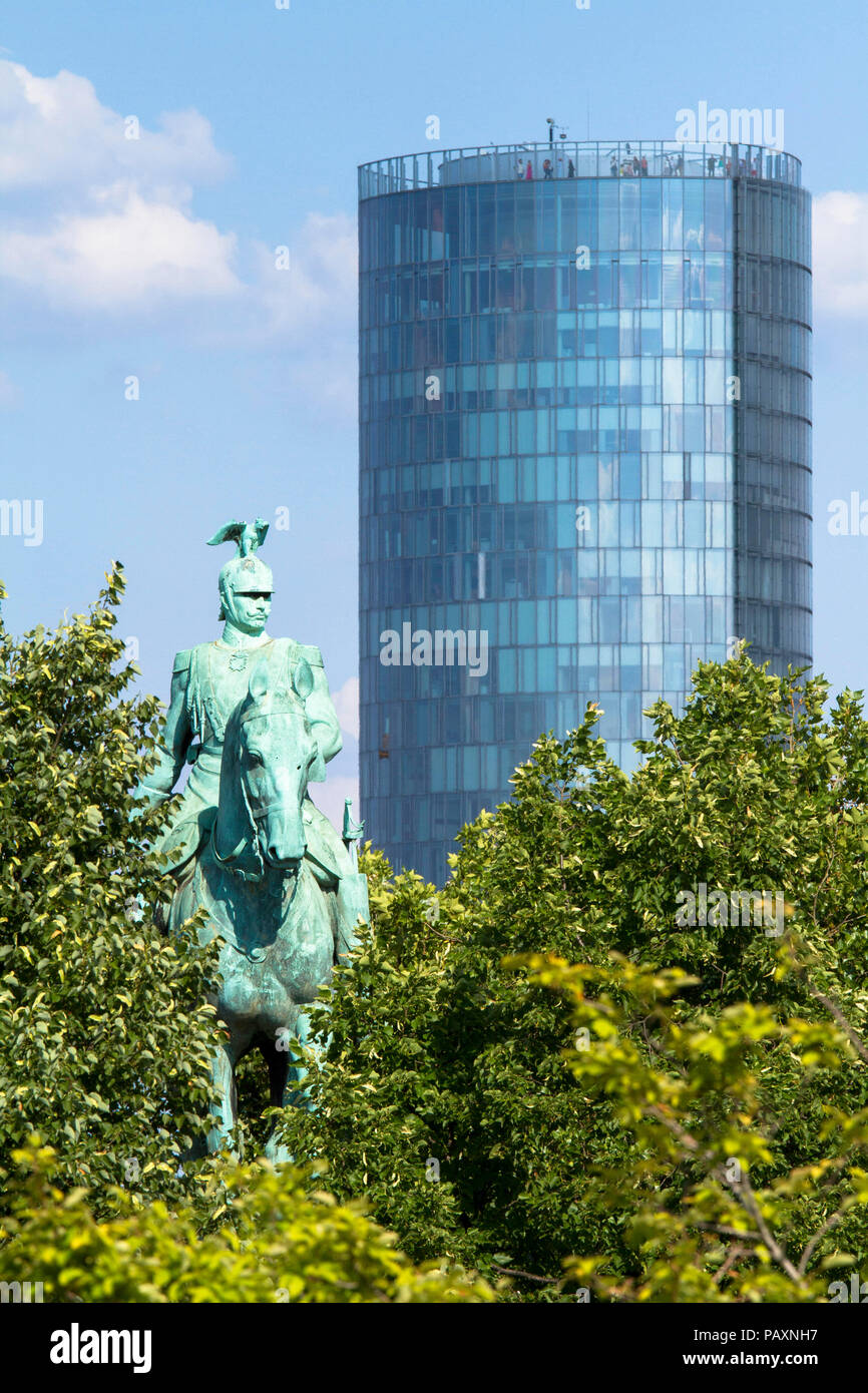 Deutschland, Köln, reiterstatue an der Hohenzollernbrücke und der Kölner Dreieck Hochhaus im Stadtteil Deutz. Deutschland, Koeln, Re Stockfoto Deutschland, Köln, reiterstatue an der Hohenzollernbrücke und der Kölner Dreieck Hochhaus im Stadtteil Deutz. Deutschland, Koeln, Re Stockfoto