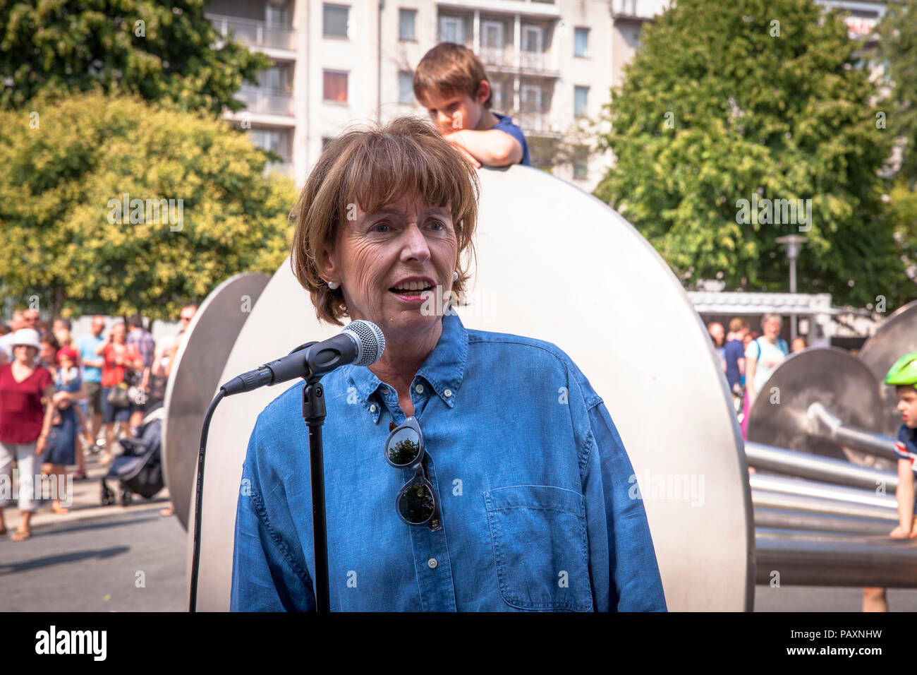 Rede des Bürgermeisters Henriette Rädeker anlässlich der Wiederinbetriebnahme des Brunnens von Wolfgang Goeddertz auf dem Ebertplatz am 14. Juli. 2018, für Stockfoto