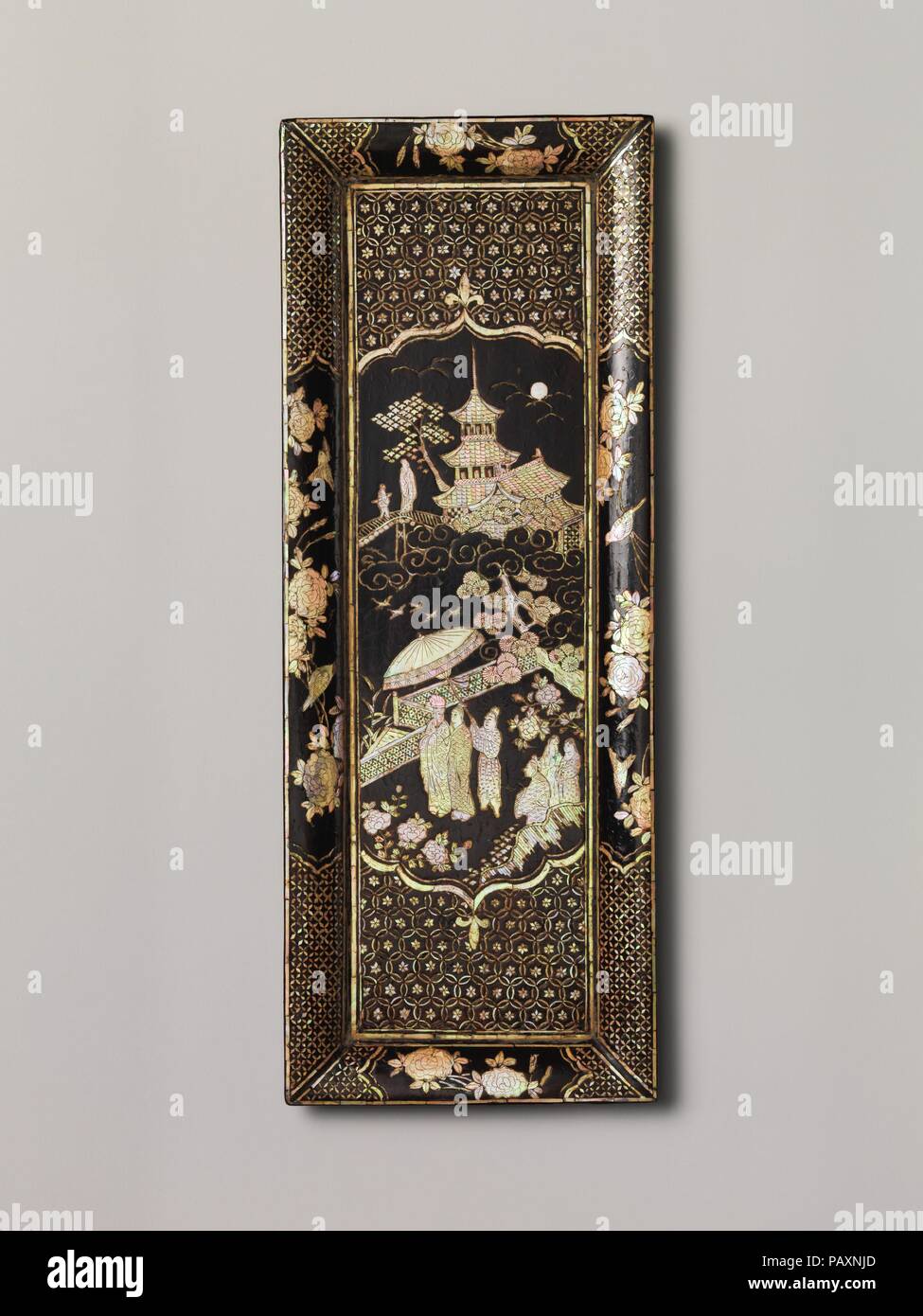 Fach mit Inlay. Kultur: China. Abmessungen: W. 5 3/4 × L. 15 1/4 in. (14,6 × 38,8 cm). Datum: 1368-1644. Museum: Metropolitan Museum of Art, New York, USA. Stockfoto