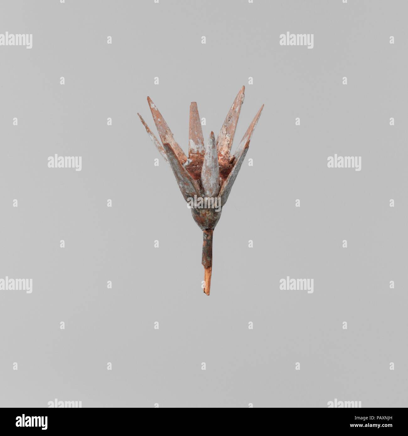 Modell Lotos Blume. Abmessungen: H.3 1/8 in. (8 cm). Dynastie: Späte Dynastie 11. Datum: Ca. 2051-1981 v. Chr.. Die Seerose, besser bekannt als der Lotus bekannt, war einer der meistverbreiteten Pflanzen und Symbole des alten Ägypten. Seine Blume, die entweder blau oder weiß (Nymphaea coerulea und alba), die nachts geschlossen und öffnet am Morgen eine zentrale gelber Kreis strahlenden gelben Blütenblättern zu offenbaren. Bei den alten Ägyptern dieses Phänomen spiegelte den Aufgang der Sonne am Anfang der Schöpfung und die Blume als Symbol des täglichen Wiedergeburt und Erneuerung gesehen. Zwei große hölzerne weiblichen bieten Stockfoto