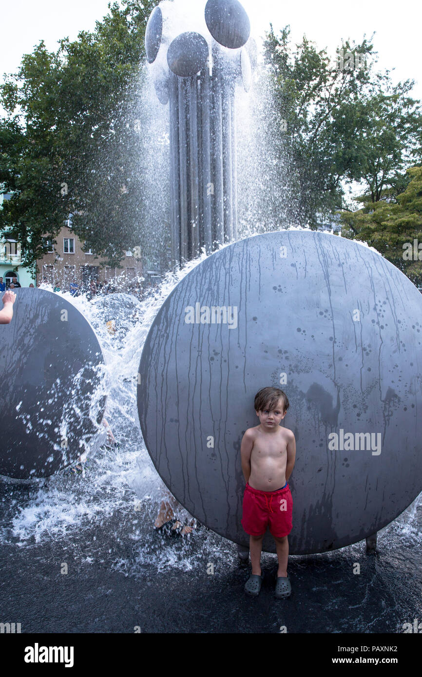 Junge am Brunnen von Wolfgang Goeddertz auf dem Ebertplatz, Köln, Deutschland. Junge am Brunnen von Wolfgang Goeddertz auf dem Ebertplatz, Köln, Deu Stockfoto