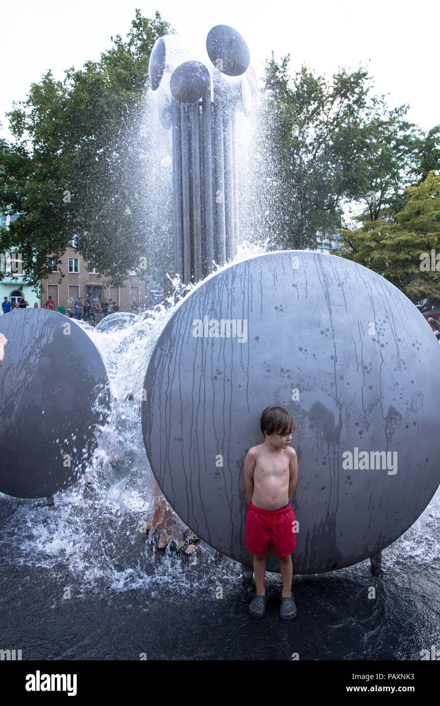 Junge am Brunnen von Wolfgang Goeddertz auf dem Ebertplatz, Köln, Deutschland. Junge am Brunnen von Wolfgang Goeddertz auf dem Ebertplatz, Köln, Deu Stockfoto