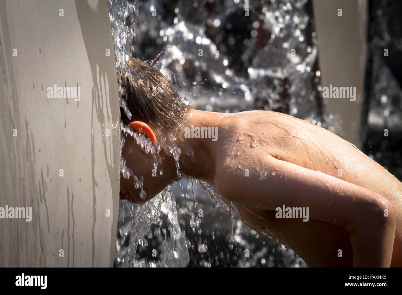 Junge am Brunnen von Wolfgang Goeddertz auf dem Ebertplatz, Köln, Deutschland. Junge am Brunnen von Wolfgang Goeddertz auf dem Ebertplatz, Köln, Deu Stockfoto