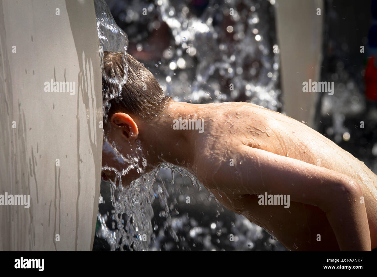 Junge am Brunnen von Wolfgang Goeddertz auf dem Ebertplatz, Köln, Deutschland. Junge am Brunnen von Wolfgang Goeddertz auf dem Ebertplatz, Köln, Deu Stockfoto