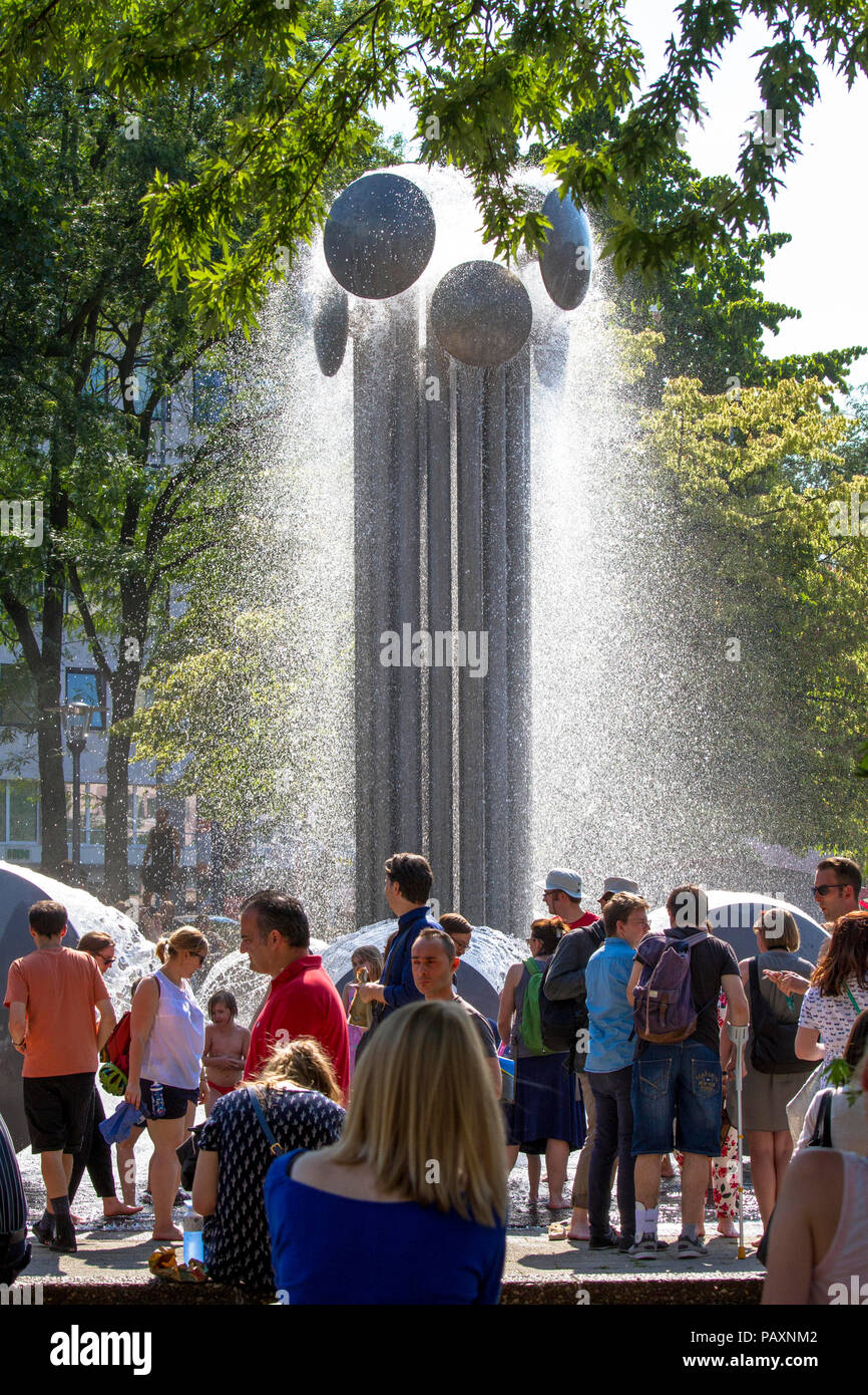 Wiederinbetriebnahme des Brunnens von Wolfgang Goeddertz auf dem Ebertplatz am 14. Juli. 2018, seit 20 Jahren kein Wasser floss, Köln, Deutschland. Wiederinb Stockfoto