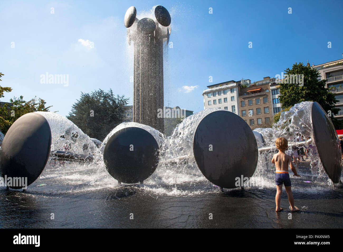 Junge am Brunnen von Wolfgang Goeddertz auf dem Ebertplatz, Köln, Deutschland. Junge am Brunnen von Wolfgang Goeddertz auf dem Ebertplatz, Köln, Deu Stockfoto