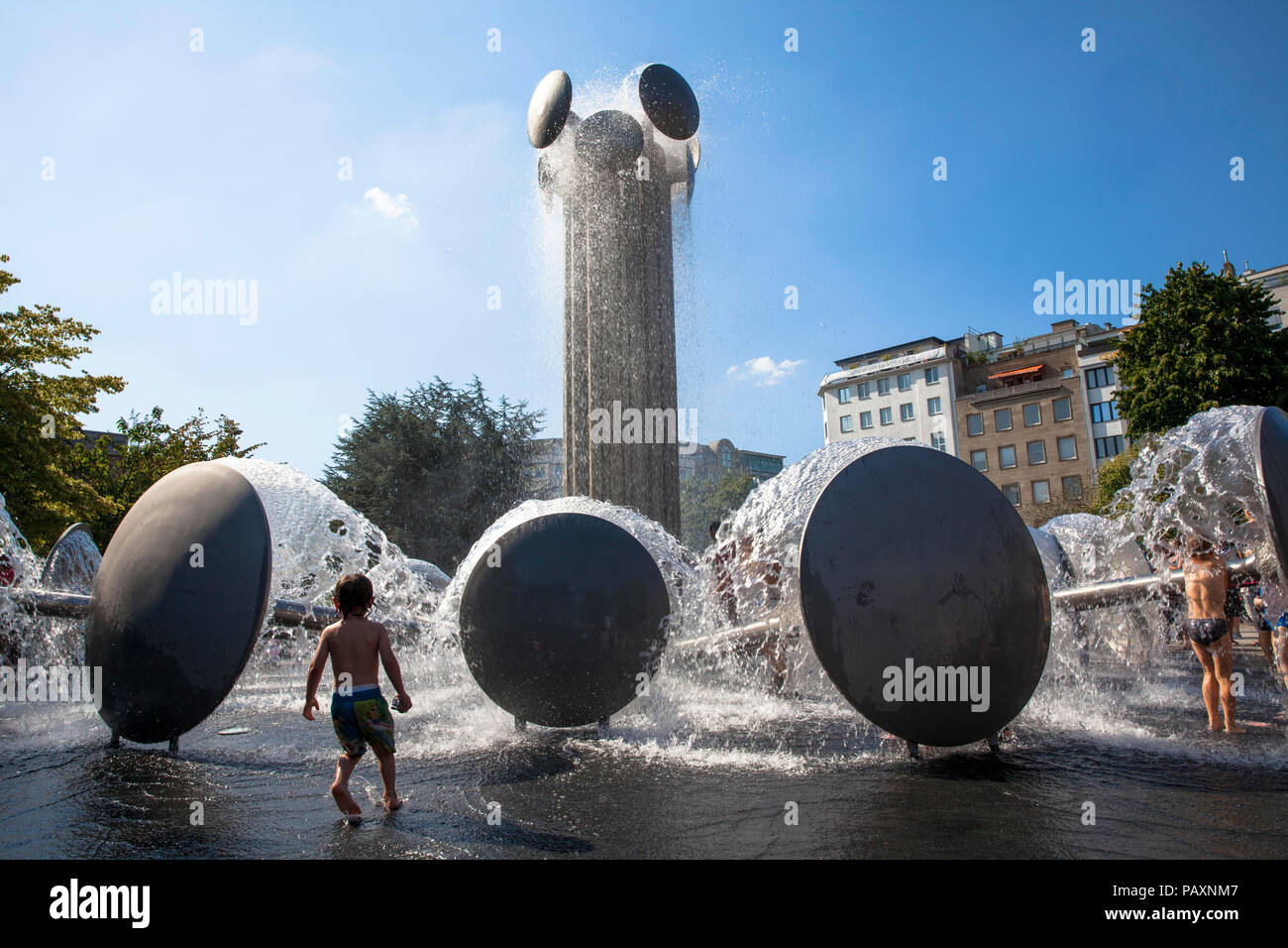 Jungen am Brunnen von Wolfgang Goeddertz auf dem Ebertplatz, Köln, Deutschland. Jungens am Brunnen von Wolfgang Goeddertz auf dem Ebertplatz, Köln, Stockfoto