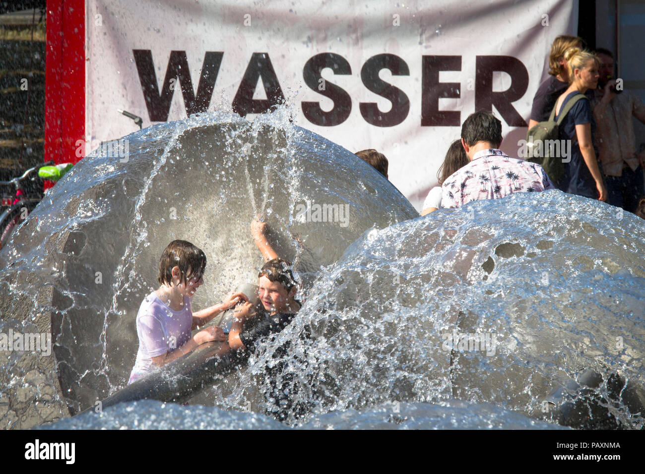 Jungen am Brunnen von Wolfgang Goeddertz auf dem Ebertplatz, Köln, Deutschland. Jungens am Brunnen von Wolfgang Goeddertz auf dem Ebertplatz, Köln, Stockfoto