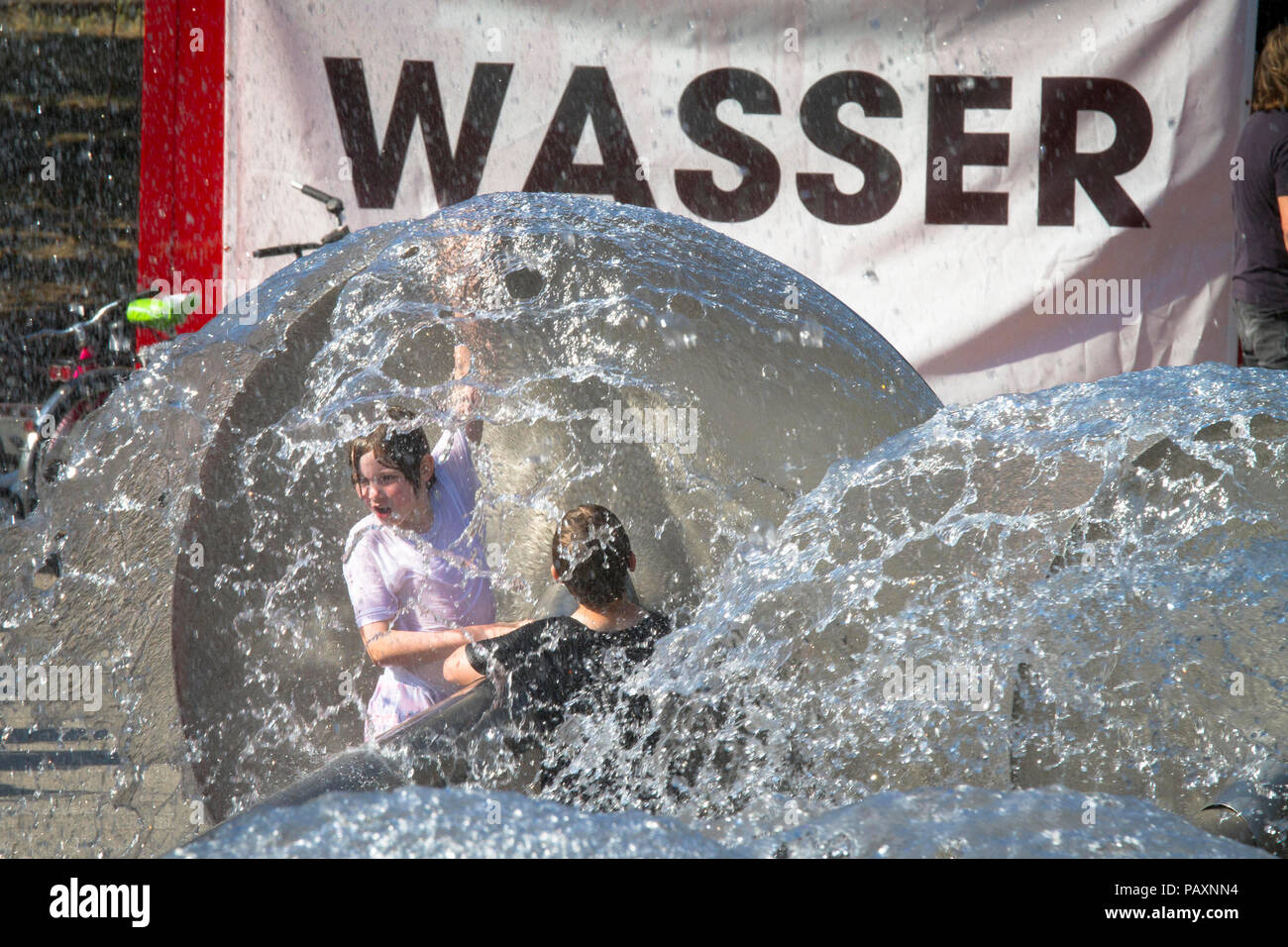 Jungen am Brunnen von Wolfgang Goeddertz auf dem Ebertplatz, Köln, Deutschland. Jungens am Brunnen von Wolfgang Goeddertz auf dem Ebertplatz, Köln, Stockfoto