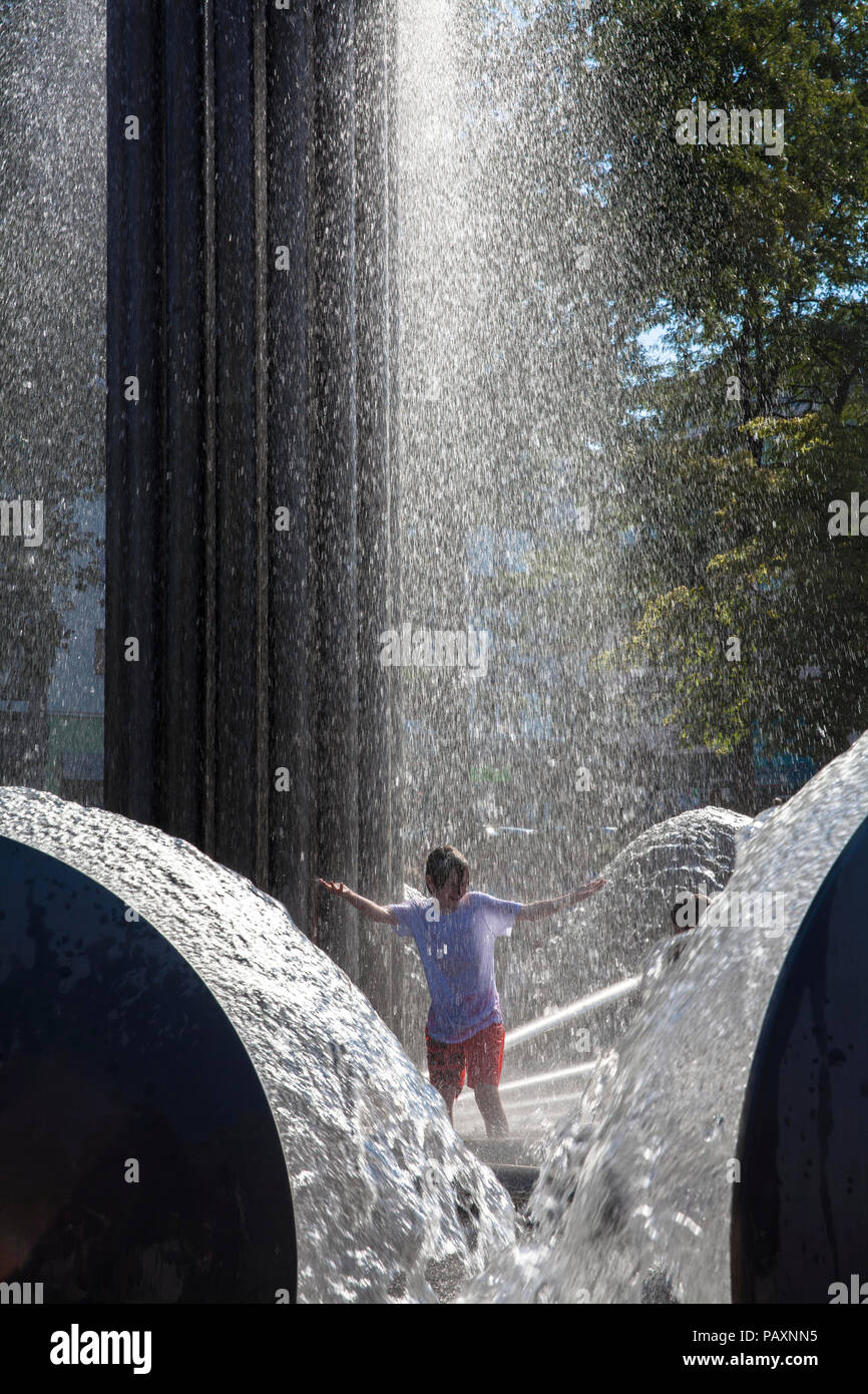 Jungen am Brunnen von Wolfgang Goeddertz auf dem Ebertplatz, Köln, Deutschland. Jungens am Brunnen von Wolfgang Goeddertz auf dem Ebertplatz, Köln, Stockfoto