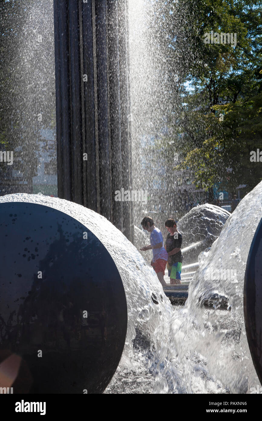 Jungen am Brunnen von Wolfgang Goeddertz auf dem Ebertplatz, Köln, Deutschland. Jungens am Brunnen von Wolfgang Goeddertz auf dem Ebertplatz, Köln, Stockfoto