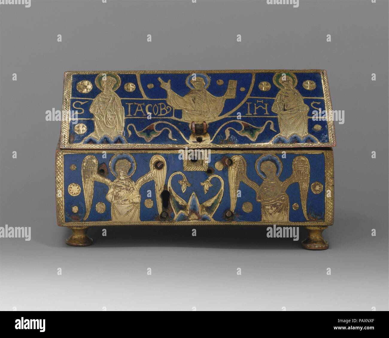 Reliquiar. Kultur: Französisch. Abmessungen: Insgesamt: 4 1/2 x 2 1/4 x 2 7/8 in. (11,4 x 5,7 x Hellrotem). Datum: Ca. 1200-1220. Museum: Metropolitan Museum of Art, New York, USA. Stockfoto