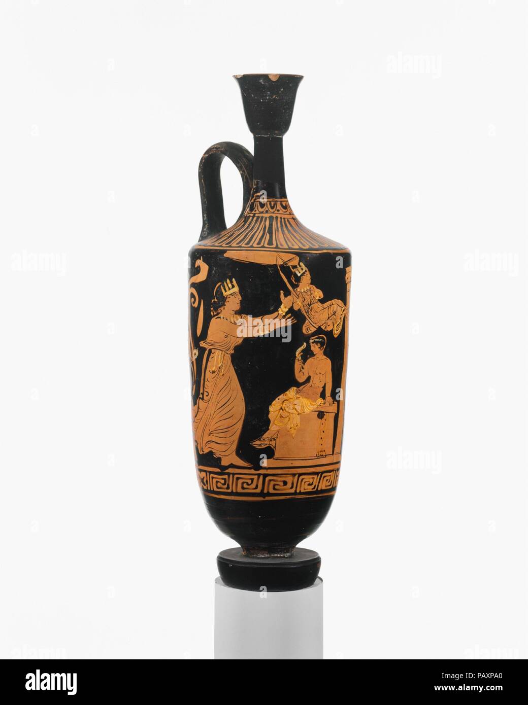 Terrakotta lekythos (Öl Flasche). Kultur: Griechisch, Italienisch, Apulien. Abmessungen: H.11 cm. (28,6 cm). Datum: Ca. 375-350 v. Chr.. Frau drücken Mädchen auf der Schaukel, Jugend sitzen auf einen Altar und Hermes das Aiora und Anthesteria, Athener festivals Dionysos, Gott des Weines gewidmet, inklusive Mädchen schwingen. Die Hermaia feiern, Hermes, der Bote Gottes, empfohlene Athleten; die Jugend hier hält eine strigil (Abstreifer), und Hermes selbst steht durch eine Spalte auf einen heiligen Bezirk. Der Athener Festivals gehabt haben können, apulische Gegenstücke. Museum: Metropolitan Museum of Art, New York, USA Stockfoto