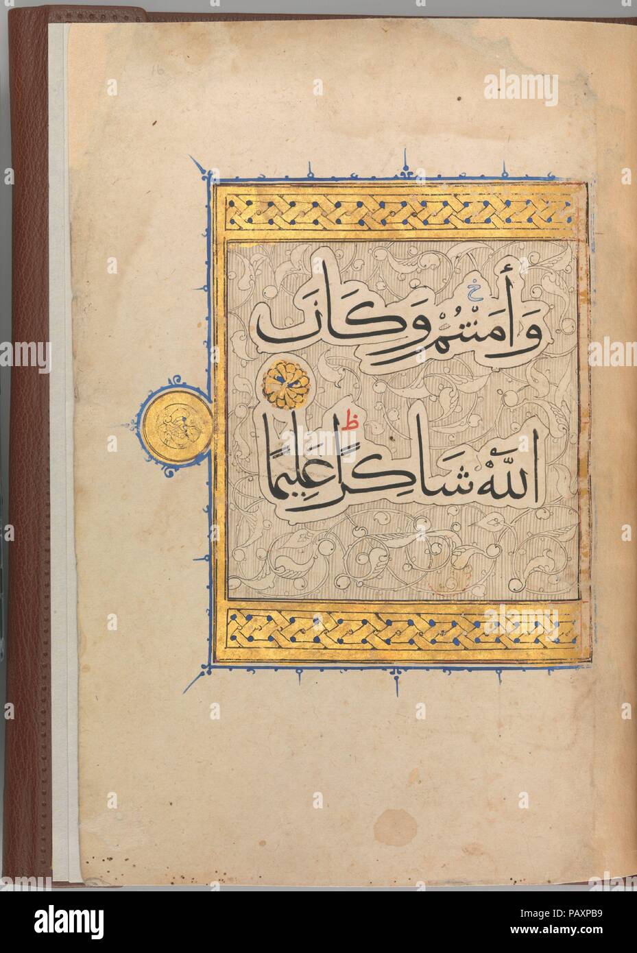 Abschnitt von einem Koran Manuskript. Abmessungen: 10 7/16 x 7 1/2 in. (26,5 x 19 cm). Datum: Ca. 1320. Dieser Abschnitt des Koran Handschrift auf Pergament geschrieben enthält Verse 114-147 aus Sure 4 (al-Nisa', 'Frauen'). Auf der letzten Seite wird der Text durch ein vergoldeter Rand umrahmt und ist in der Wolke-Bands vor dem Hintergrund der Schriftrollen. Der Stil des Skript ist cursive muhaqqaq, der im 13. Jahrhundert heilig gesprochen, das ist von größeren Dimensionen als naskhi und vor allem bei großen Qur'ans beschäftigt. Die braunen Ledereinband, gold-in Mamluk Stil nachgerüstet, ist ein Neuzugang. Museum: Metropolitan Museu Stockfoto
