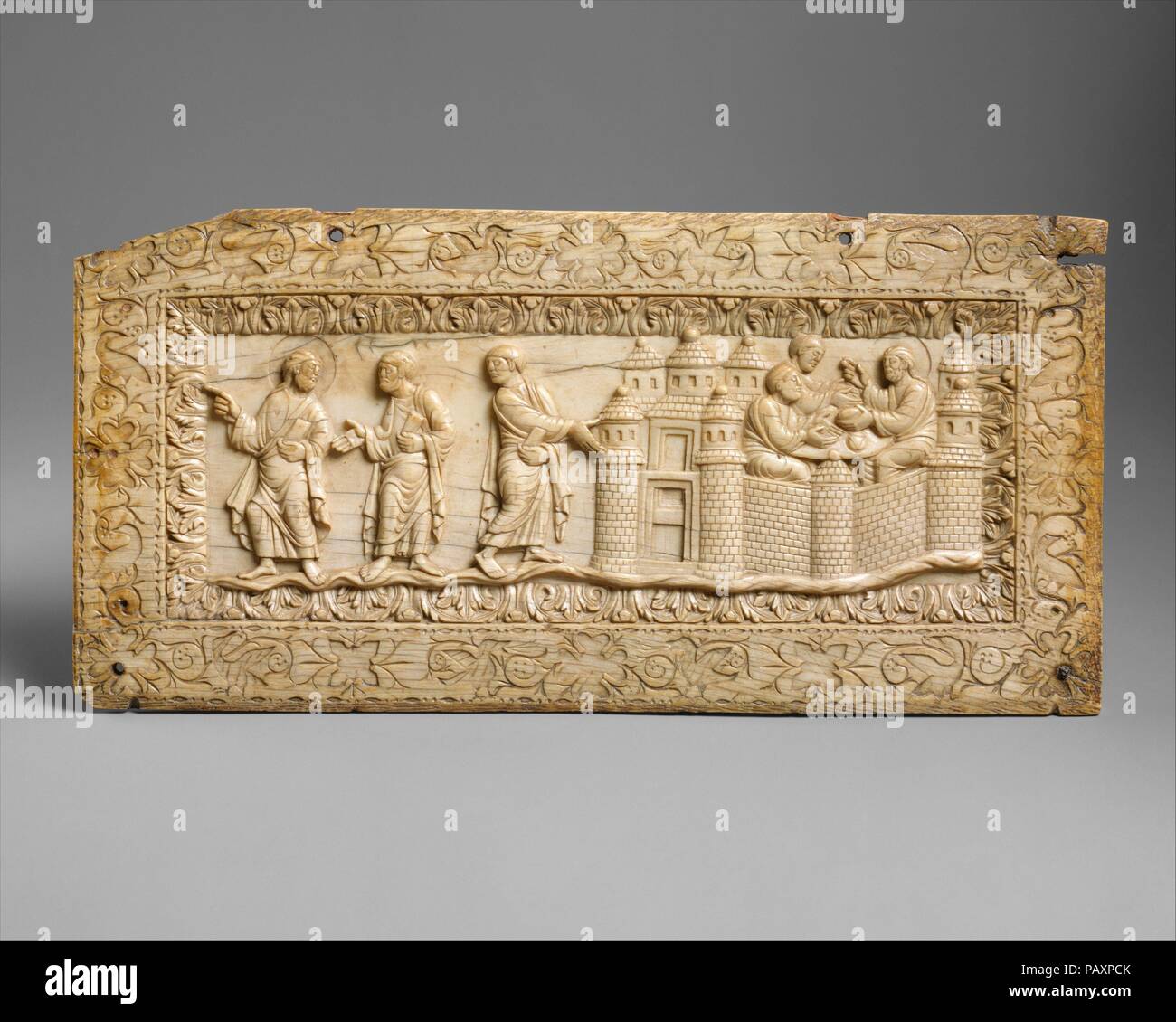 Plakette mit Szenen von Emmaus. Kultur: KAROLINGISCHEN. Abmessungen: Insgesamt: 4 9/16 x 9 1/4 in. x 1/4 in. (11,5 x 23,5 x 0,6 cm). Datum: Ca. 850-900. Zu den schönsten Elfenbeinschnitzereien in den Kreuzgängen Sammlung, diese Tafel zeigt Christi aussehen zu zwei von seinen Jüngern nach seiner Auferstehung. Christus, der durch seinen Halo unterschieden wird, erfüllt die Jünger auf dem Weg nach Emmaus, in der Nähe von Jerusalem. Wie im Evangelium nach Lukas (24, 13-35) beschrieben, die aber nicht in der Erkenntnis Christi, Sie drängen ihn in der Stadt, bei ihnen zu bleiben. Einmal in Emmaus, sie schließlich erkennen ihn als er Brot für Th bricht Stockfoto