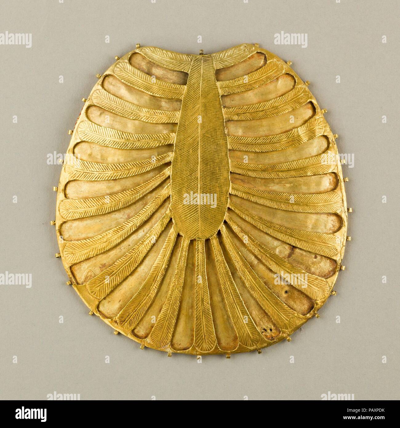 Scheibe aus zwei Platten aus Gold, ein konkav die Anderen geschmückt mit Federn oder Palmwedeln. Abmessungen: H 14,6 cm (5 3/4 in.); W. 14 cm (5 1/2 in.). Dynastie: Dynasty 18. Herrschaft: Herrschaft von Thutmosis III. Datum: Ca. 1479-1425 v. Chr.. Dieses gold Platte aus dem Totentempel Ausrüstung von drei ausländischen Ehefrauen von Thutmosis III. mit seinen jetzt offene Räume für original Inlay sowie eingeschnittenen Dekoration der Palmwedel oder Federn war zuvor als Leiter Stück eine Perücke abdecken, von der aus die Rosetten 26.8.117a-bung wurden verstanden. Eine solche Rekonstruktion wurde zuerst von Herbert E. Winlock 1937 vorgeschlagen und Stockfoto