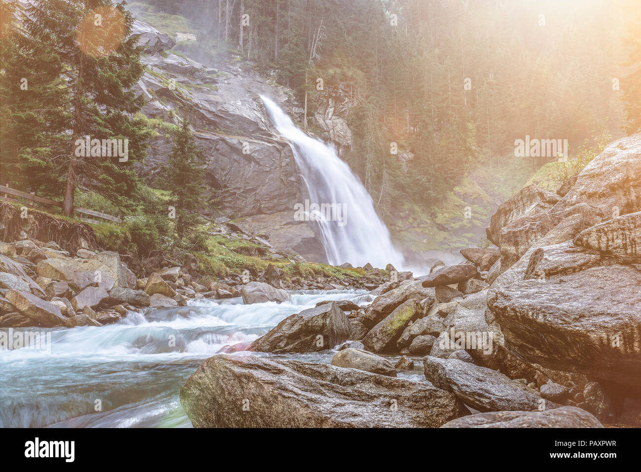 Wasserfall in den Alpen Stockfoto