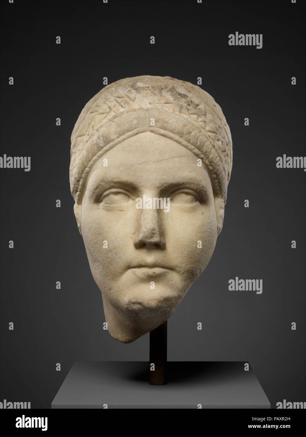 Marmor Portrait, wahrscheinlich von Matidia, Nichte des Kaisers Trajan und Mutter von Sabina, Frau des Kaisers Hadrian. Kultur: Roman. Abmessungen: H.11 cm. (28,6 cm). Datum: A.D. 117-138. Dieses Portrait ähnelt denen von Matidia, Tochter von Marciana, ältere Schwester von Kaiser Trajan. Litzen werden in einem Geflecht verwoben werden Muster durch die doppelte Spangen, die Form der künstlichen Haarteil rund um das Gesicht, aber die Struktur ist geringer als bei vielen der offiziellen Bilder von Matidia. Museum: Metropolitan Museum of Art, New York, USA. Stockfoto