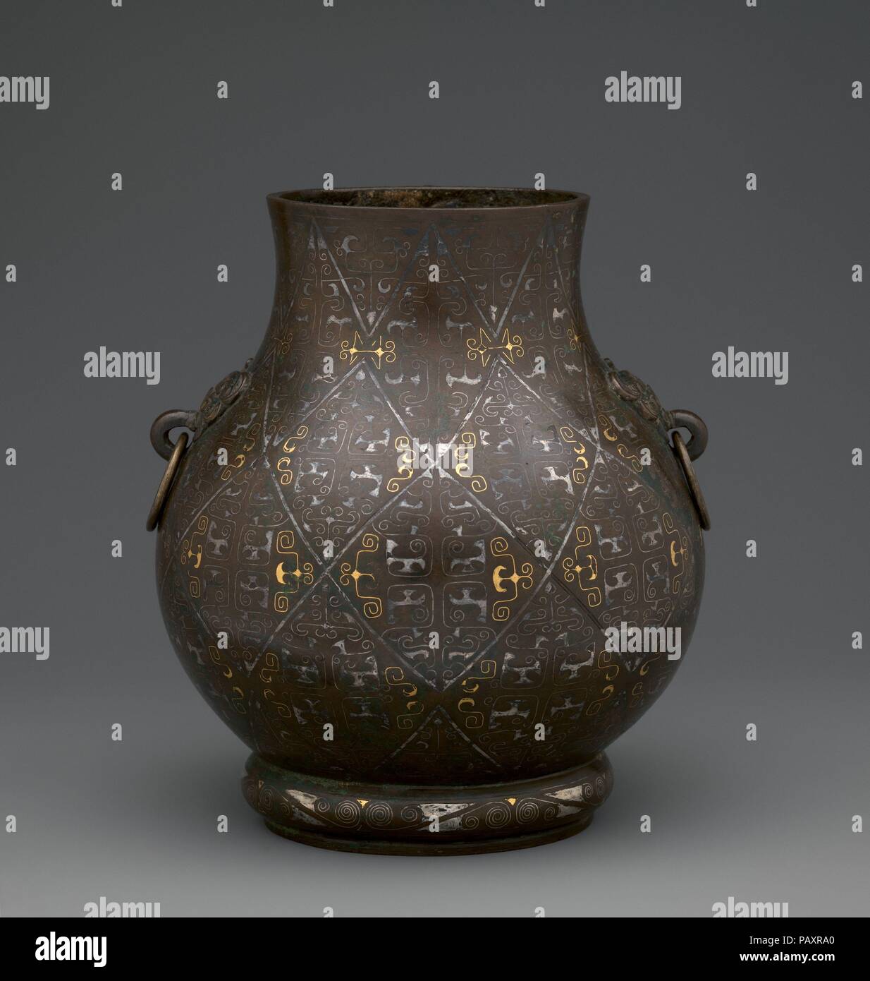 Archaisch-Stil Vase (hu). Kultur: China. Abmessungen: H. 7 1/4 in. (18,4  cm); Durchm. 6 in. (15,2 cm) Durchm. Von rim: 3 5/8 in. (9,2 cm) Durchm.  Der Fuß: 3 3/4 in. (9,5