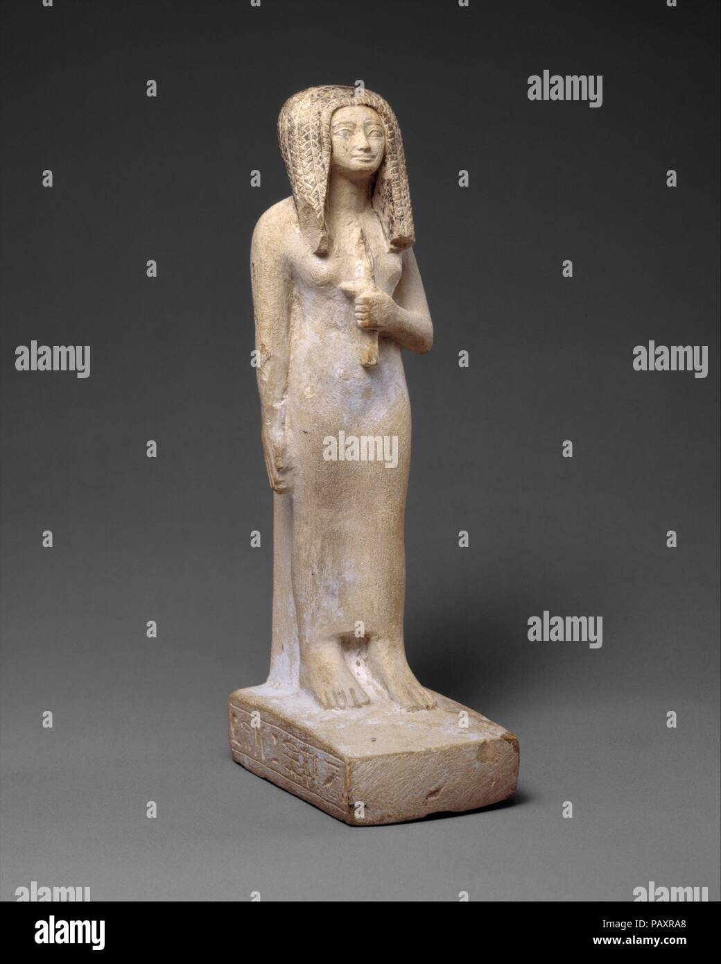 Statue von Taweret. Abmessungen: h. 17,2 cm (6 3/4 in.); w. 4,7 cm (1 7/8 in); d. 7,6 cm (3 in.). Dynastie: Dynasty 18, früh. Herrschaft: Herrschaft des Ahmose I-Amenhotep I. Datum: Ca. 1550-1504 v. Chr.. Taweret steht mit ihrem linken Fuß leicht Fortgeschrittene, was Bewegung. Diese Pose ist in der Regel für Bilder von Männern in früheren Zeiten vorbehalten. Sie hat auch einen Arm verbogen und hält einen Lotus bud in der erhobenen Hand, eine Geste, die vorher nicht in Darstellungen von Frauen gesehen. Die Einführung der neuen Posen und Gesten in die Statuen von nonroyal Frauen in den frühen neuen Königreich könnte auf eine immer wichtigere r Stockfoto