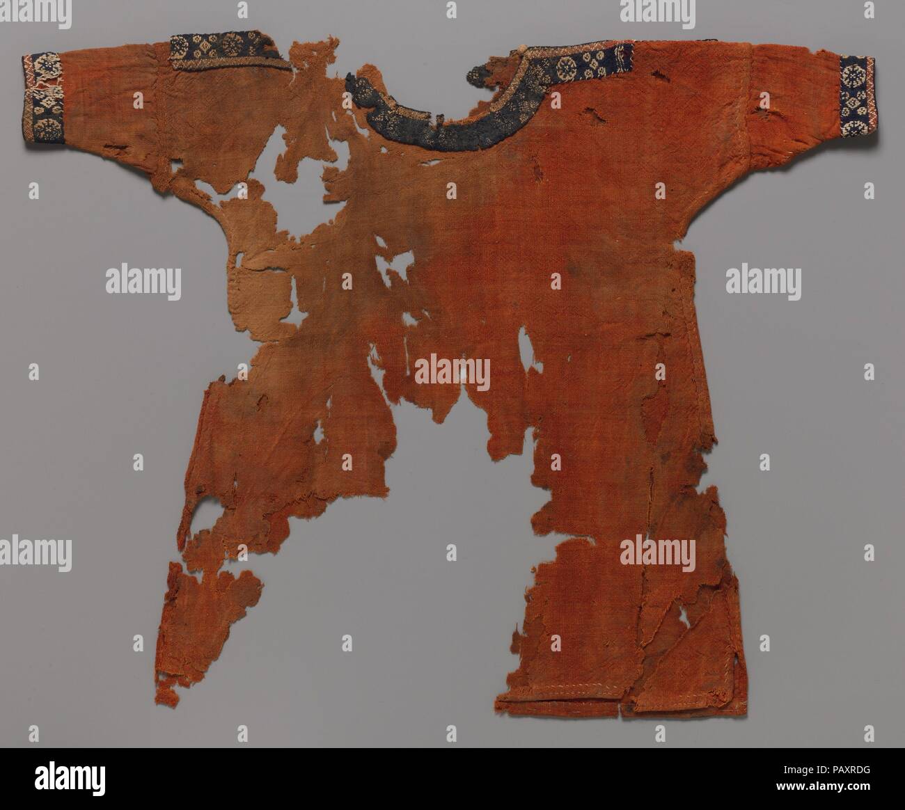 Das Kind das Kleid. Abmessungen: Insgesamt einschließlich Hülsen: H.20 cm. (52,1 cm) W. 25 9/16 in. (64,9 cm). Datum: 660-880 (radiokarbon Datum, 95 % Wahrscheinlichkeit). Museum: Metropolitan Museum of Art, New York, USA. Stockfoto