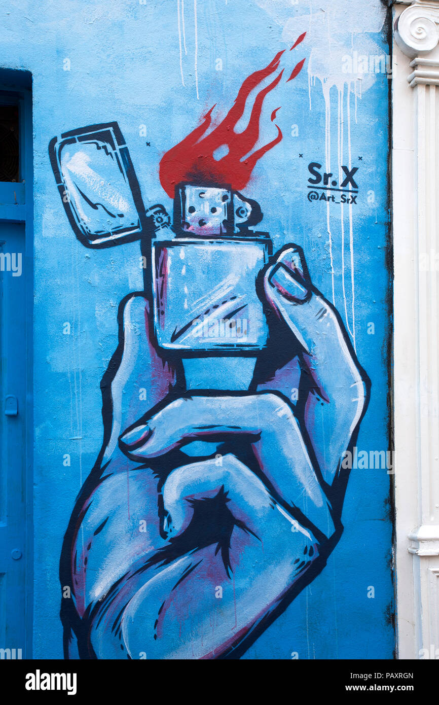 Detail der Graffiti aus einer Hand mit einem blau Töne leichter  Stockfotografie - Alamy