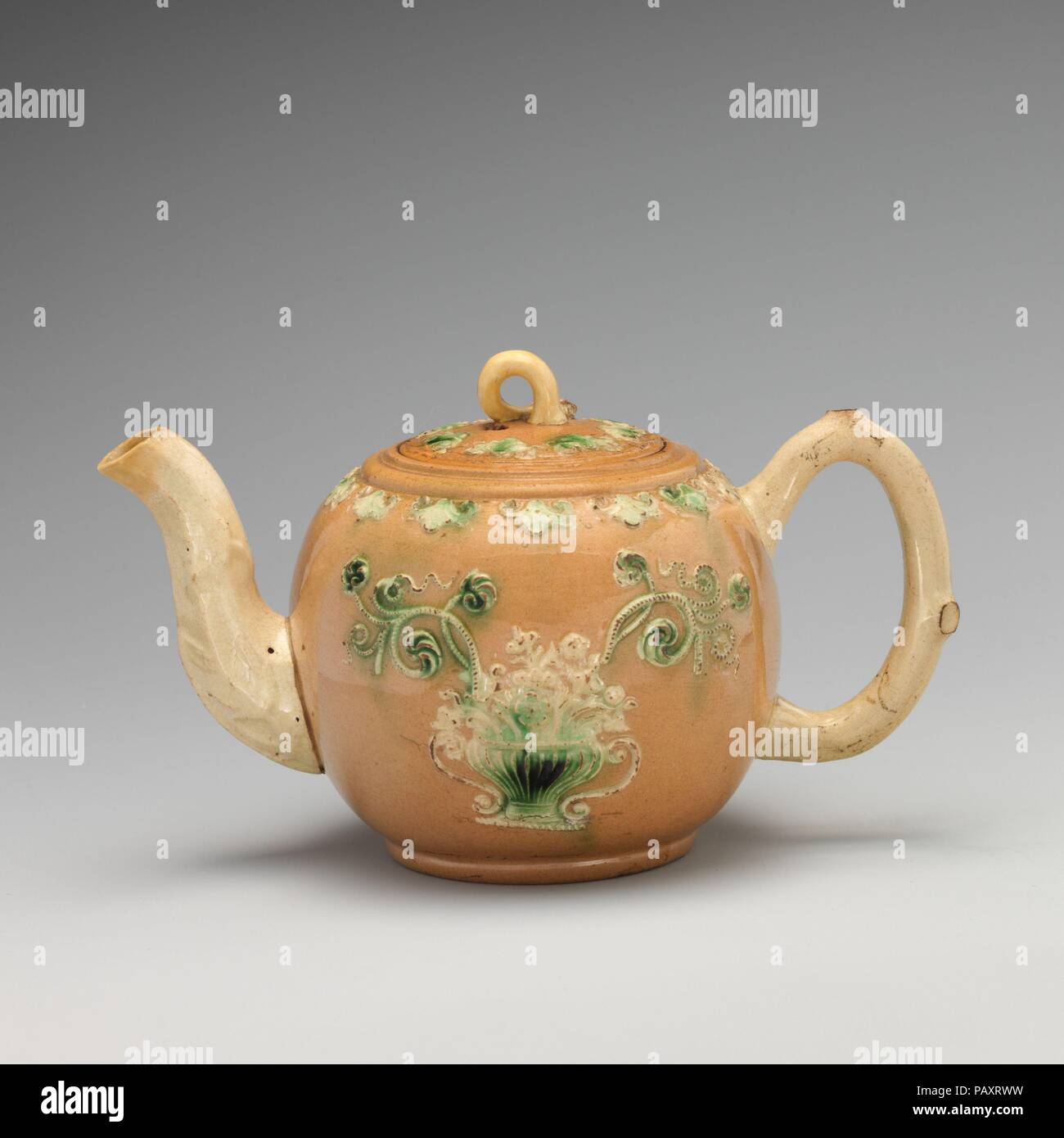 Teekanne. Kultur: British, Staffordshire. Abmessungen: Höhe: 3 9/16-in. (9 cm). Schöpfer: Stil von John ASTBURY (1687-1743). Datum: Ca. 1745. Museum: Metropolitan Museum of Art, New York, USA. Stockfoto